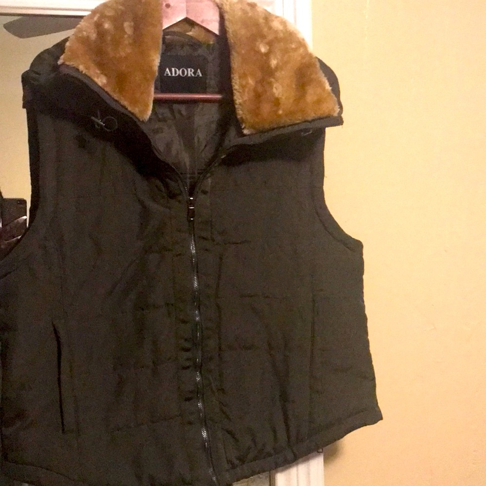 *NEW* W/Tags Fur trimmed Vest
